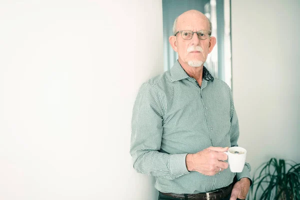 Senior man met koffiepauze — Stockfoto