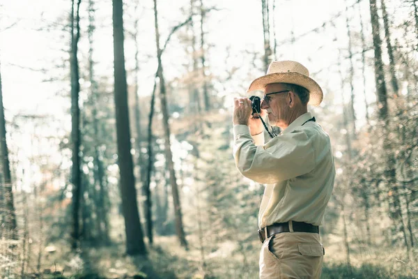 Man met het fotograferen van de stro hoed — Stockfoto