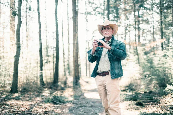 Fotograaf in stro hoed en jeans jasje — Stockfoto