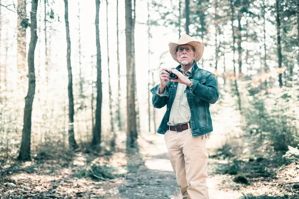 Fotografo in cappello di paglia e giacca jeans — Foto Stock