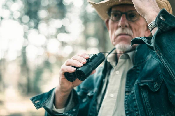 Man holding binocular. — Stock Photo, Image