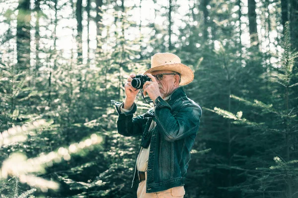 Senior man met hoed fotograferen — Stockfoto