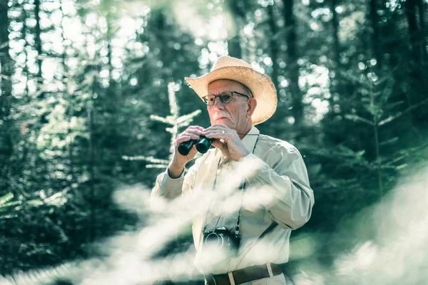 Homem aposentado com binocular — Fotografia de Stock