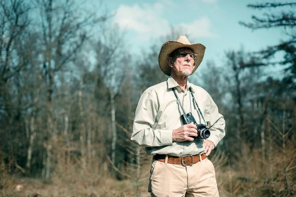 Starší muž s kamerou — Stock fotografie