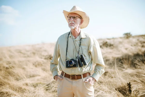 Senior safari man in field. — Stock Photo, Image