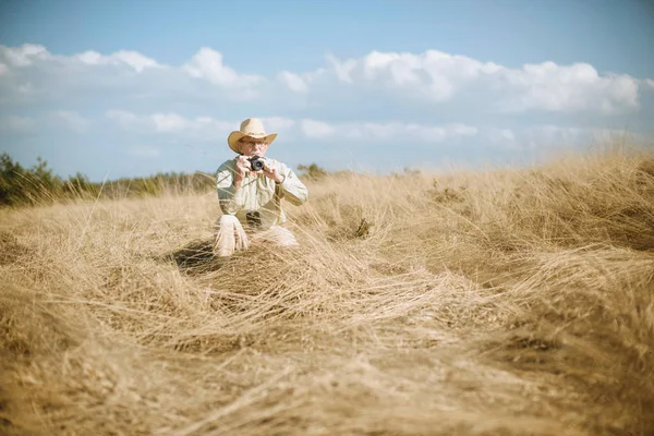 Gras kamera ile Kıdemli adam