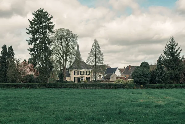 Сельский пейзаж с церковью в деревне — стоковое фото