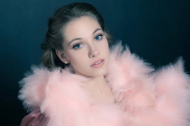 genç kadın giyen tüylü boa