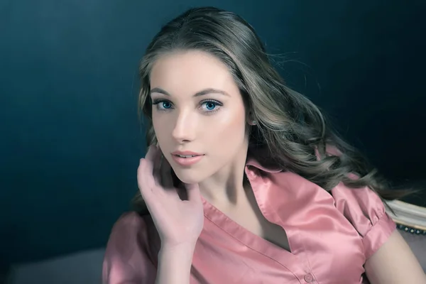 Portrait of brunette young woman — Stock Photo, Image