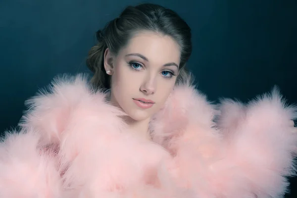 Young woman wearing feather boa — Stock Photo, Image