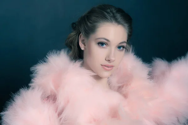 Young woman wearing feather boa — Stock Photo, Image