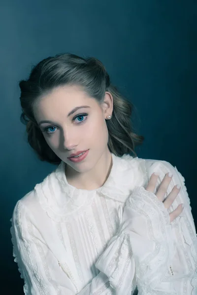 Retro portrait of young woman — Stock Photo, Image