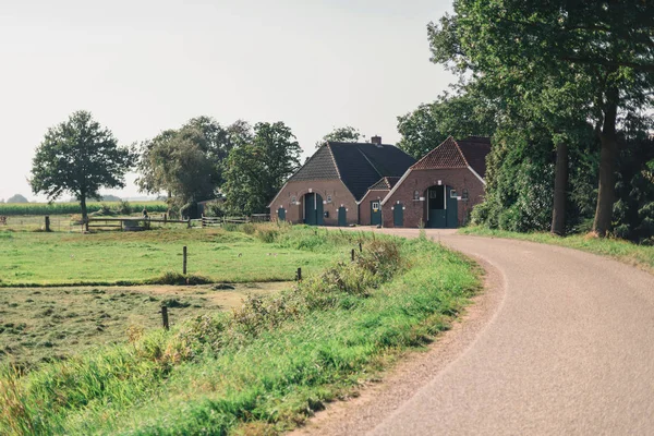 Landelijke weg langs oude boerderij — Stockfoto