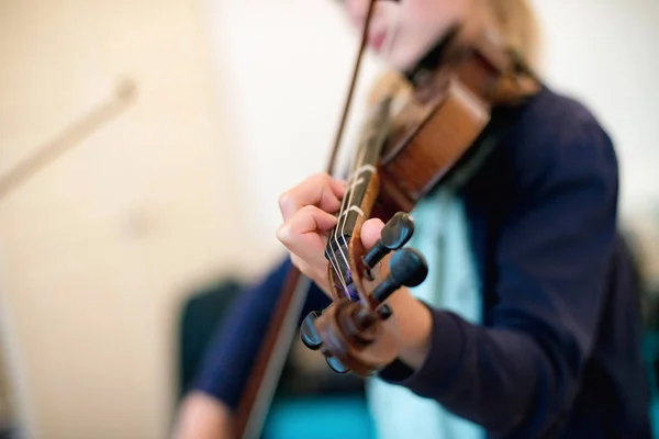 Girl practicing violin — Stock Photo, Image
