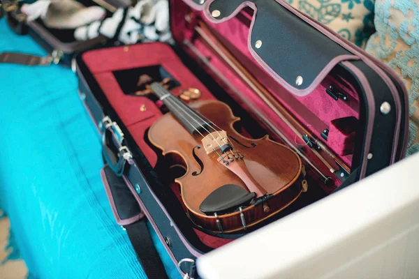 Violin suitcase lying on couch — Stock Photo, Image