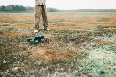 Deri çanta yanında duran adam  