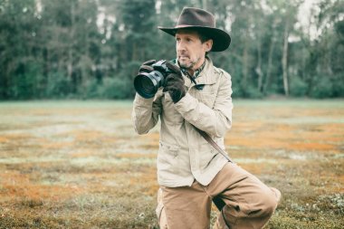 adam tutarak fotoğraf makinesi