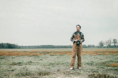 Ayakta açık havada doğa fotoğrafçısı