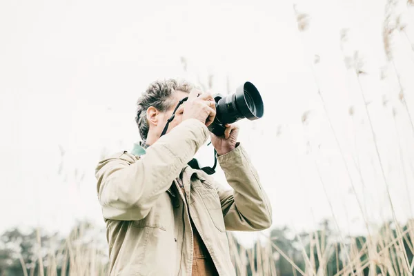 Homme prenant des photos de la nature — Photo