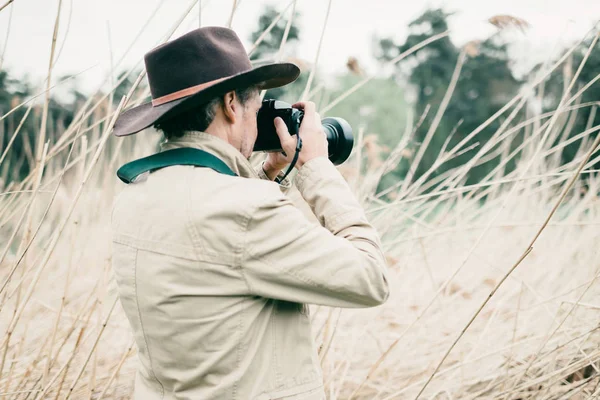 Man taking pictures of nature — Stock Photo, Image