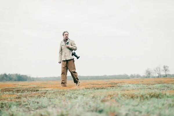 Человек ходит по травянистой земле — стоковое фото