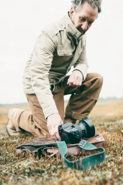 Fotograf greift zur Kamera — Stockfoto