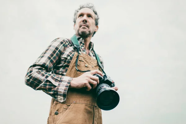 Naturfotograf mit Kamera — Stockfoto