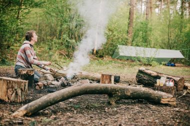 Turist oluşturma kamp ateşi