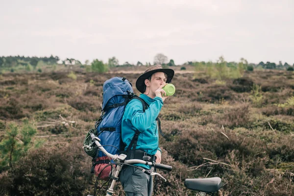 Adolescente de pé ao lado da bicicleta — Fotografia de Stock