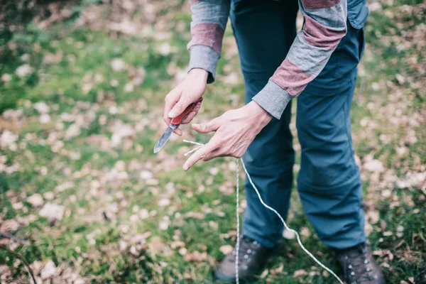 Man cutting rope — Stock Photo, Image