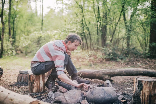 Mann arrangiert Steine für Lagerfeuer — Stockfoto
