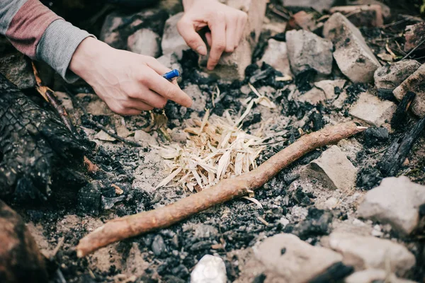 Mains mâles brûlant des copeaux de bois — Photo