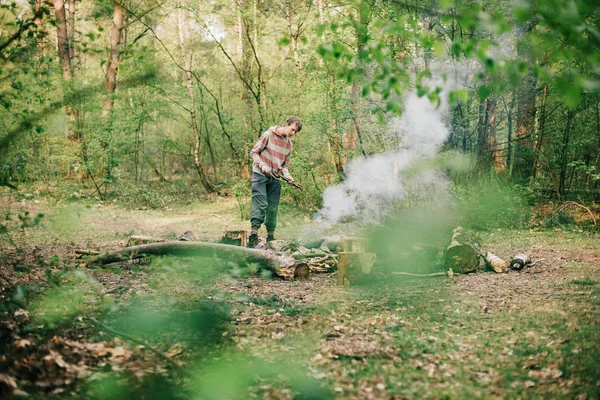 Turist skapa lägereld — Stockfoto