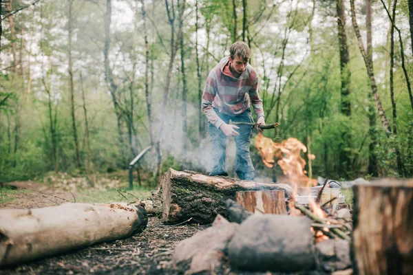 Touristen machen Lagerfeuer — Stockfoto