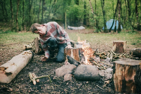 Camper bläst ins Lagerfeuer — Stockfoto