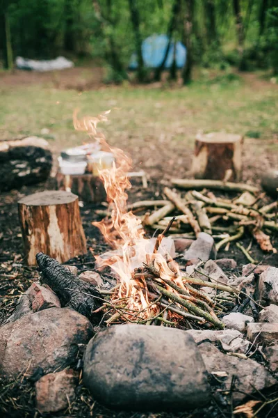 Feu de camp avec camping flou — Photo