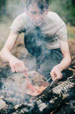 yemek tavada karıştırarak turizm