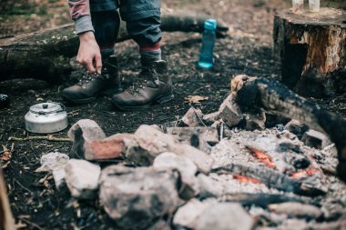 adam için Kettle uzanarak 