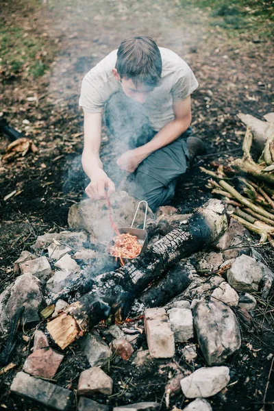 Touriste agitant repas dans la poêle — Photo