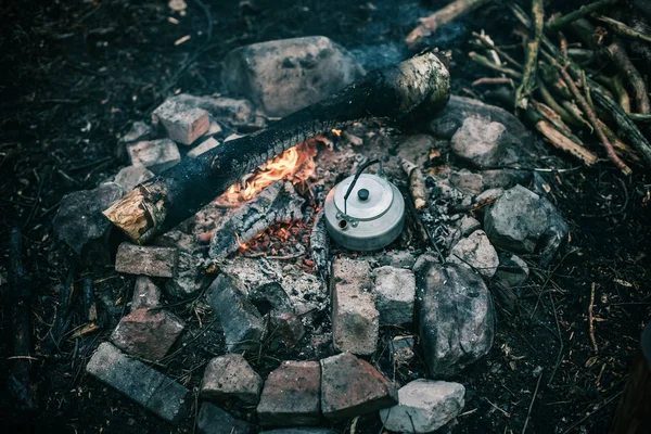 Wasserkocher aus Metall mit kochendem Wasser — Stockfoto