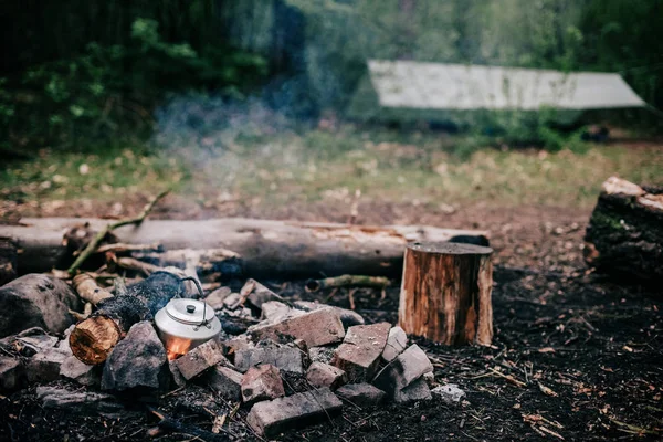 Bouilloire métallique sur le feu de camp — Photo