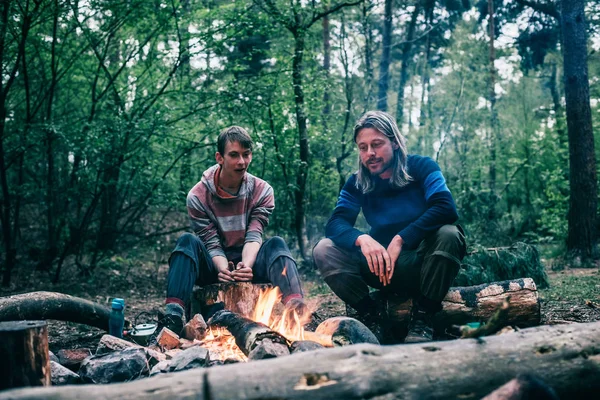 Zwei Männer sitzen am Lagerfeuer — Stockfoto