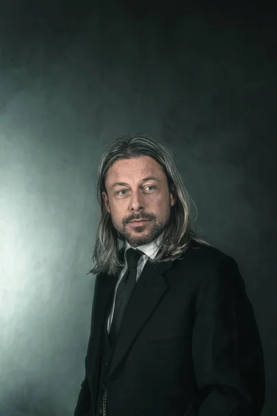 Człowiek w stylu wiktoriańskim z długimi włosami — Zdjęcie stockowe