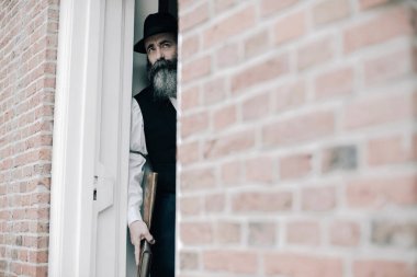 adam şapka ve tüfek