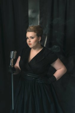 Dumanlı sahnede kadın şarkıcı  