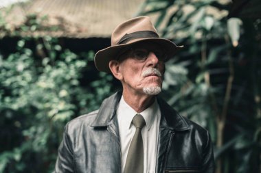 Explorer ile şapka ve bıyıklı