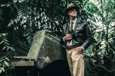 Araba enkazı yanında duran explorer