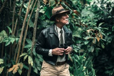 Uyarı explorer ormanda ayakta  