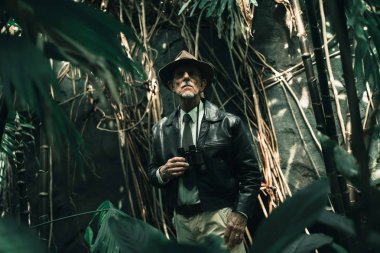 Yoğun orman içinde üst düzey keşfe çıkmak