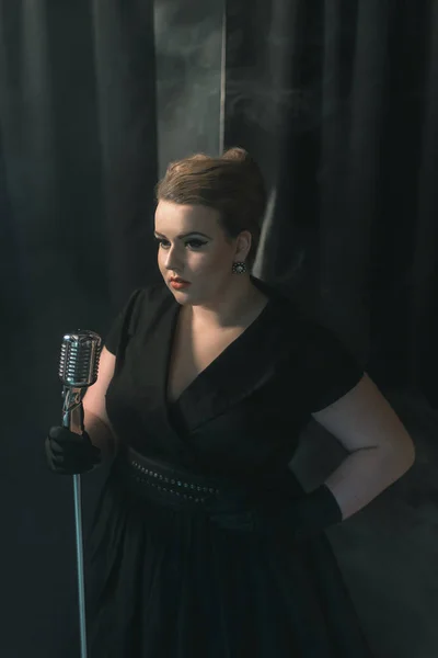 Sängerin auf verrauchter Bühne — Stockfoto